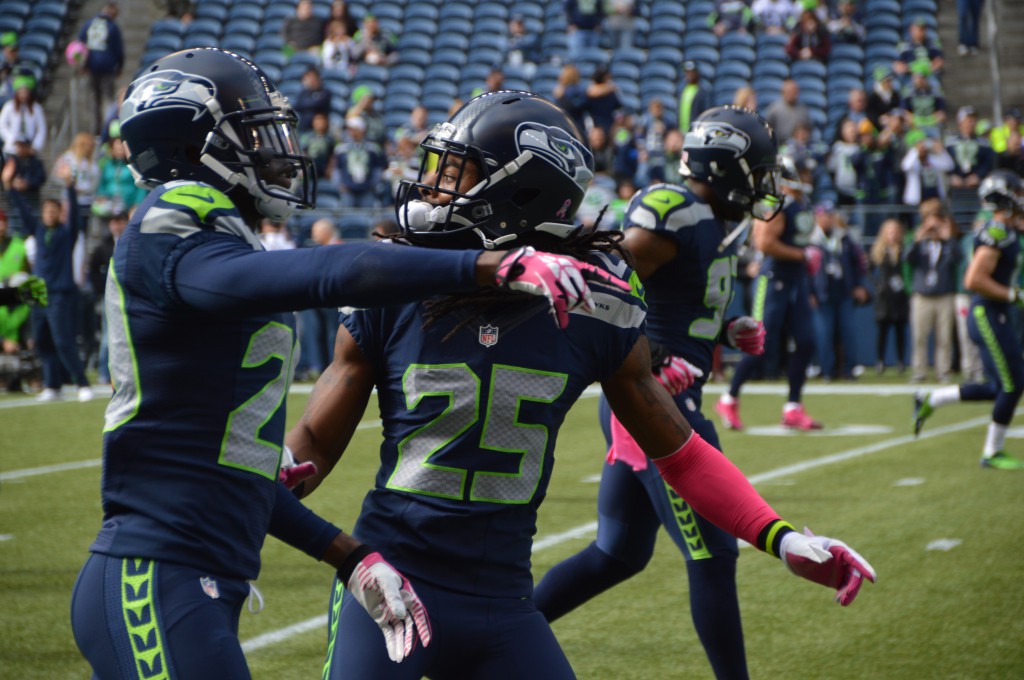 Die beiden Cornerbacks Jeremy Lane (r.) und Richard Sherman laufen sich vor dem Spiel warm.