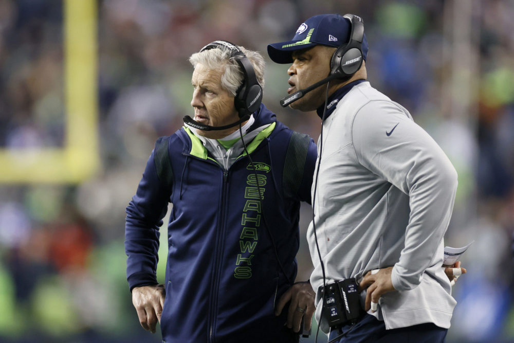 Seahawks Coaches Carroll und Norton Jr. beratschlagen sich am Feld