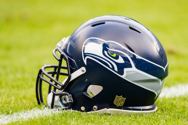 Seahawks-Helm liegt auf dem Spielfeld