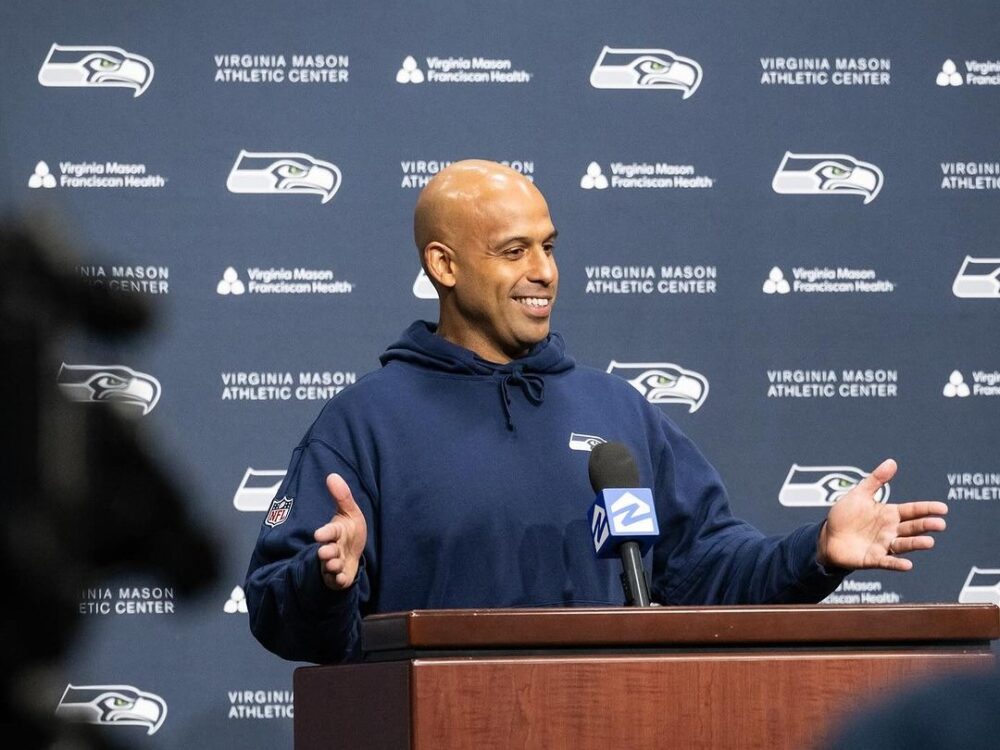 Defensive Coordinator Aden Durde bei einer Pressekonferenz