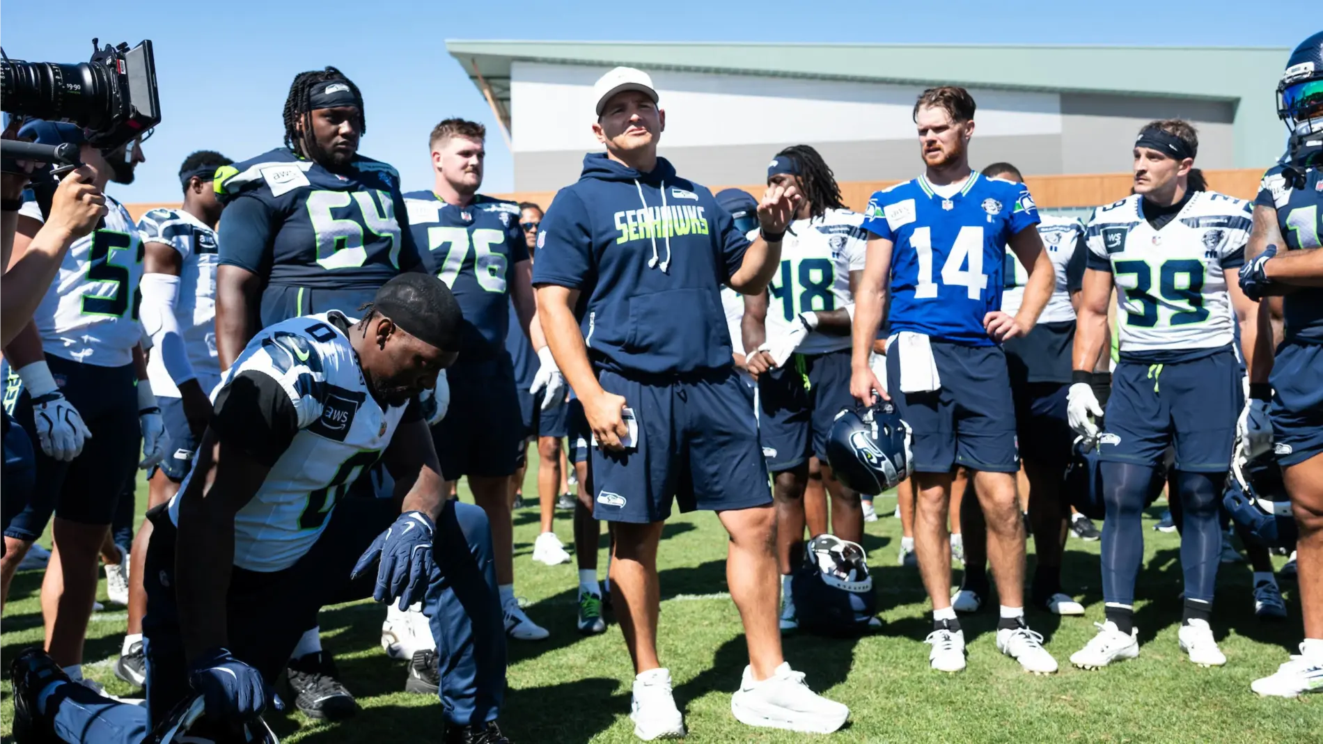 Mike Macdonald hält eine Ansprache, Seahawks im Trainingscamp
